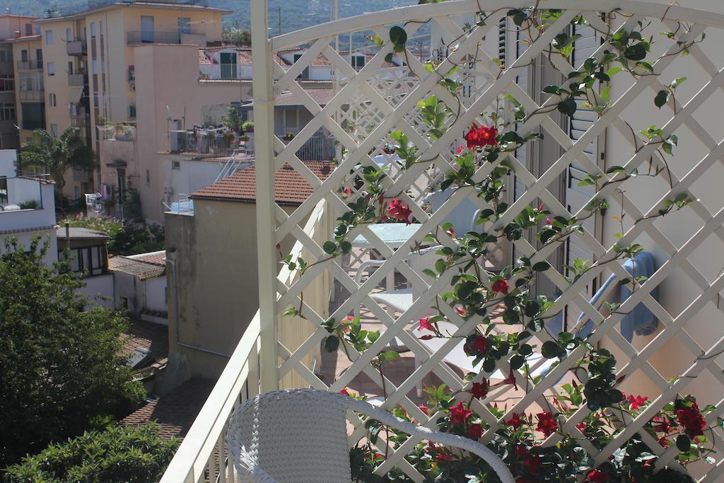 سورينتو B&B Il Giglio Bianco الغرفة الصورة